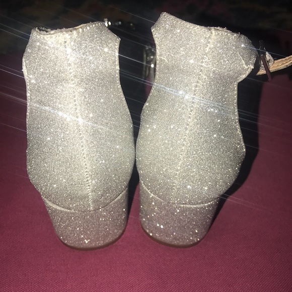 New Jewel by Badgley Mischka Giona Block Heels - Picture 10 of 16